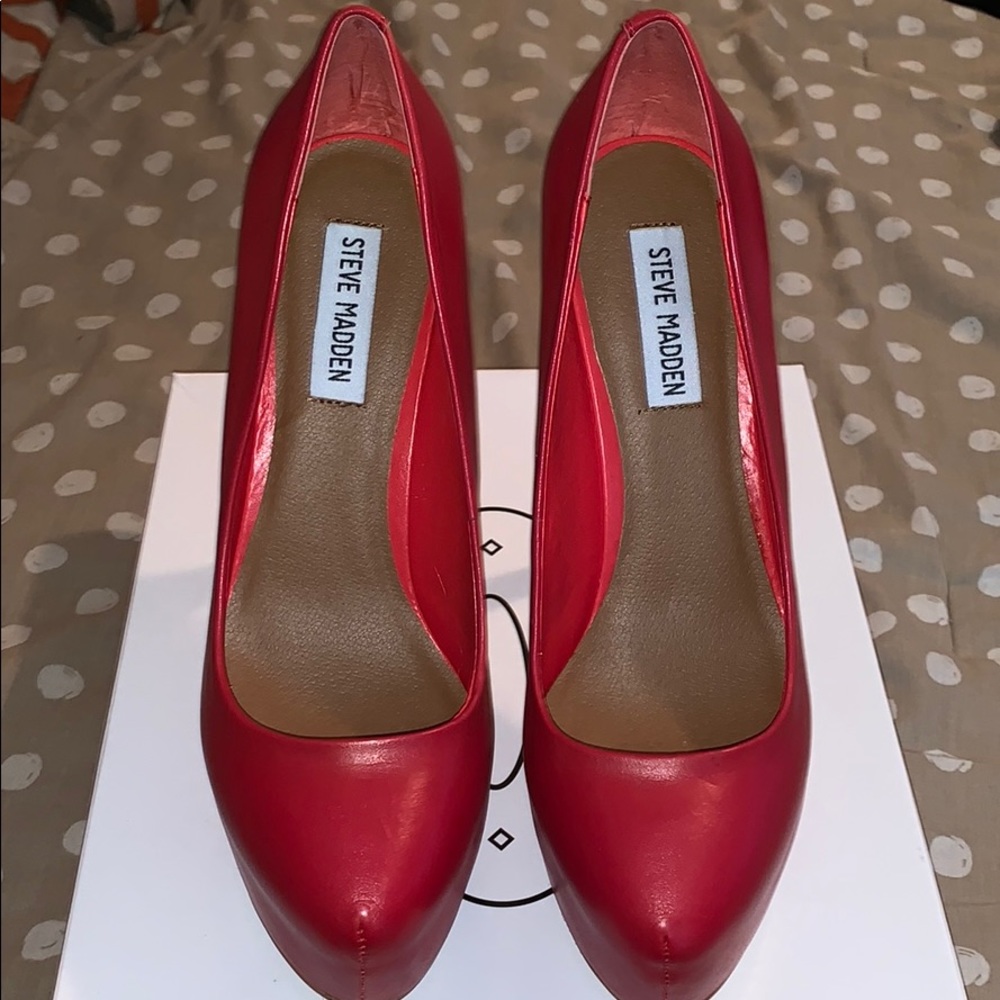 Steve Madden red pumps